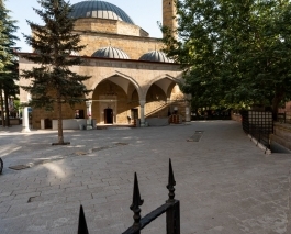 Dışarı Camii
